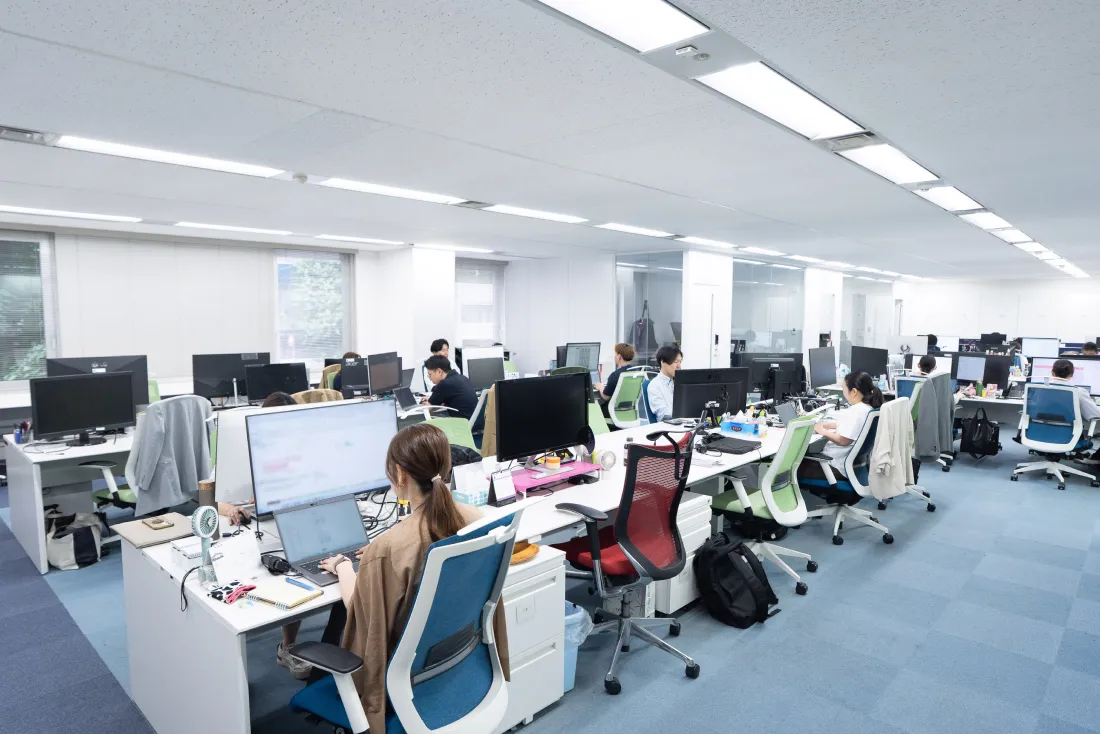 オフィスで働く社員の様子