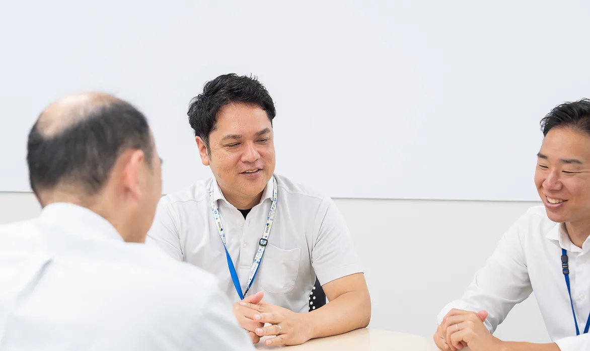 幹部座談会で意見を交わす社員たち
