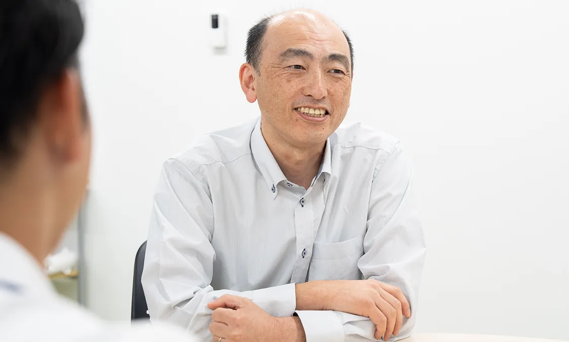 幹部座談会で笑顔で話す社員