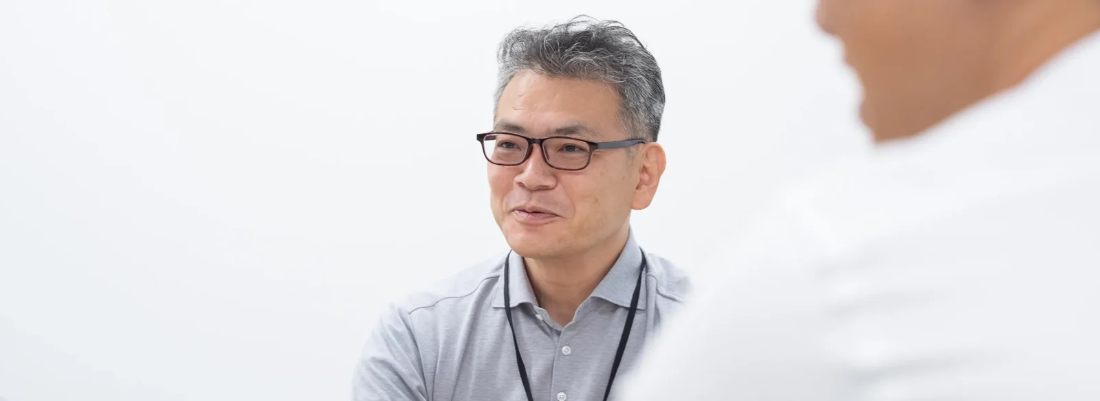 幹部座談会で参加者と話す社員