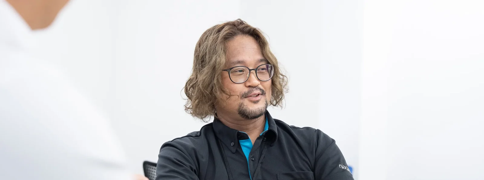 幹部座談会で意見を述べる社員