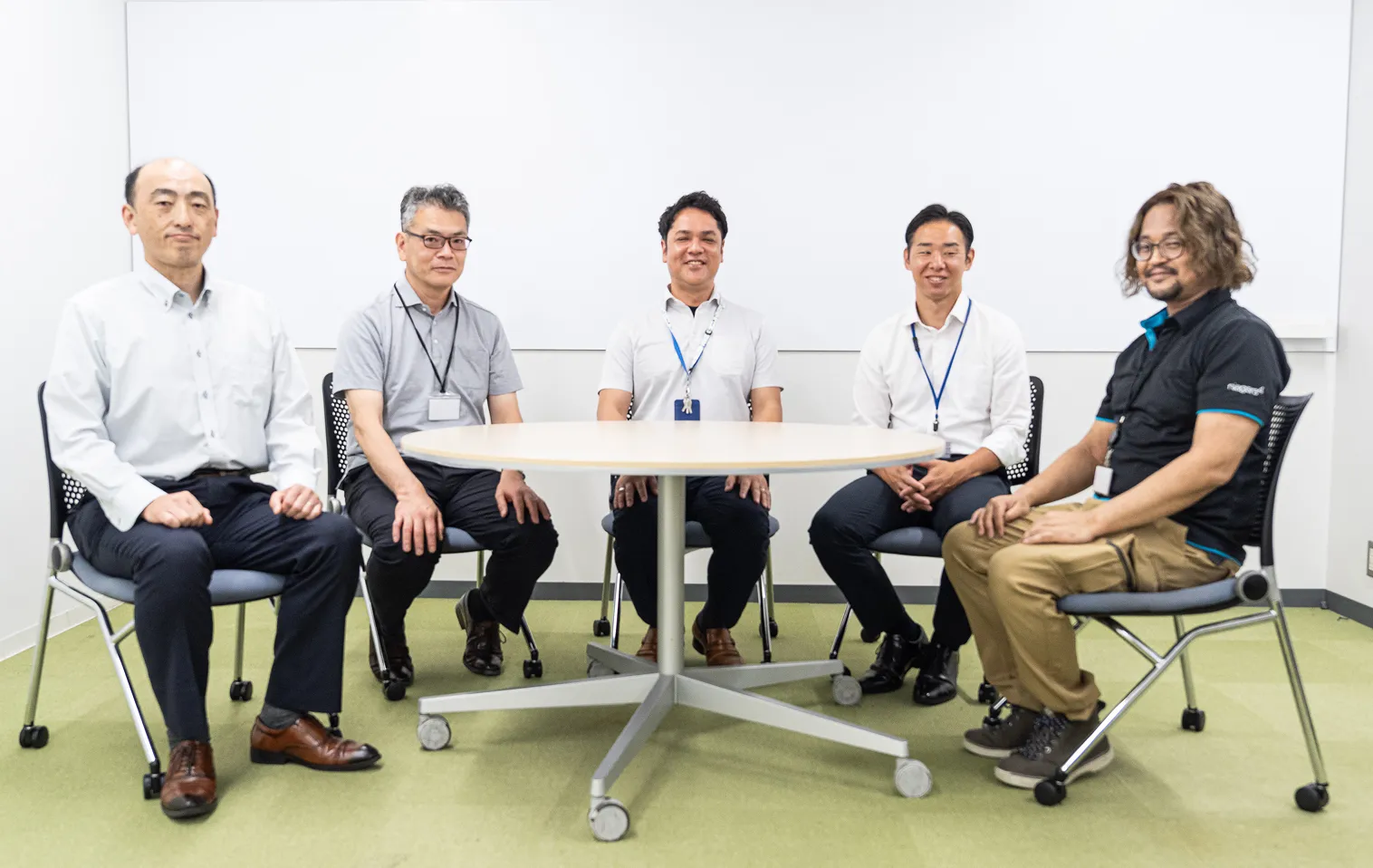 並んでいる5名の幹部社員たち