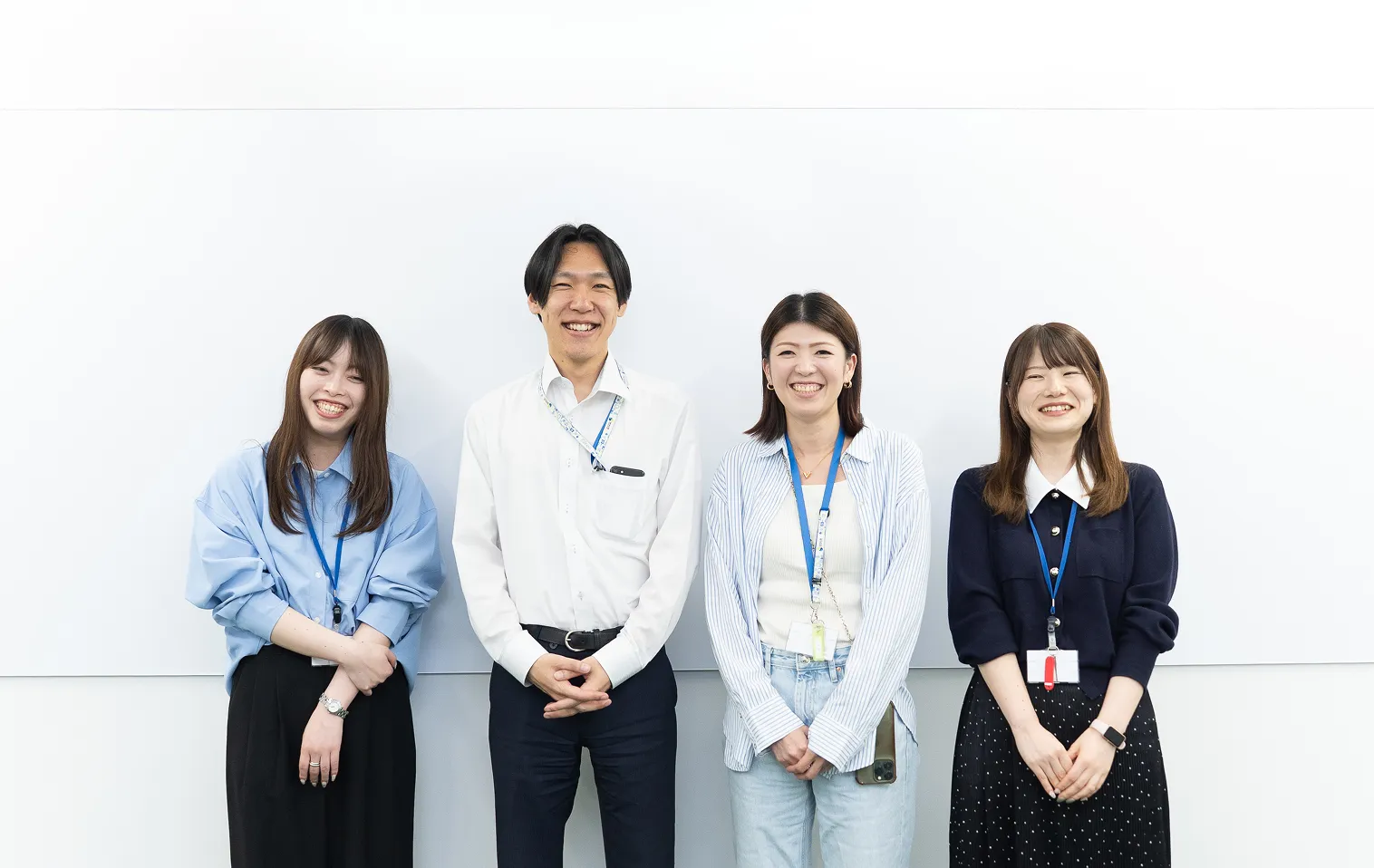 異業種・異職種から入社した座談会メンバー4名の集合写真
