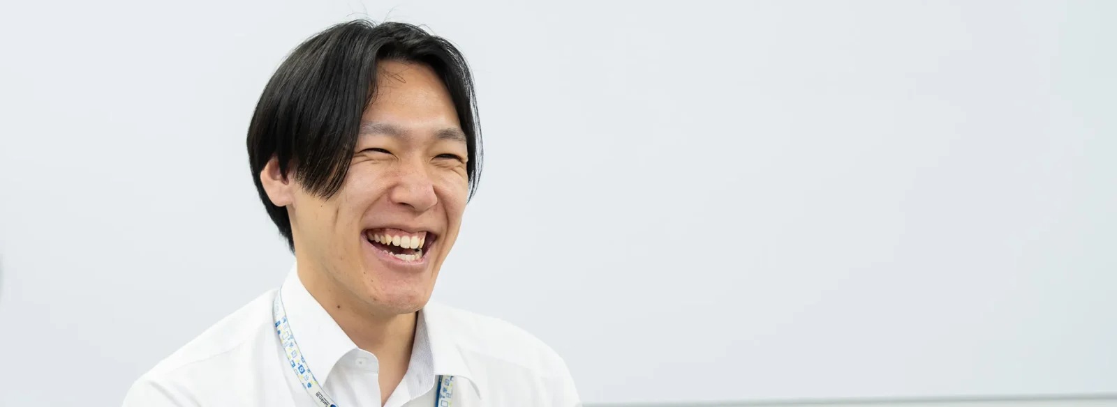 座談会で笑顔を見せる社員