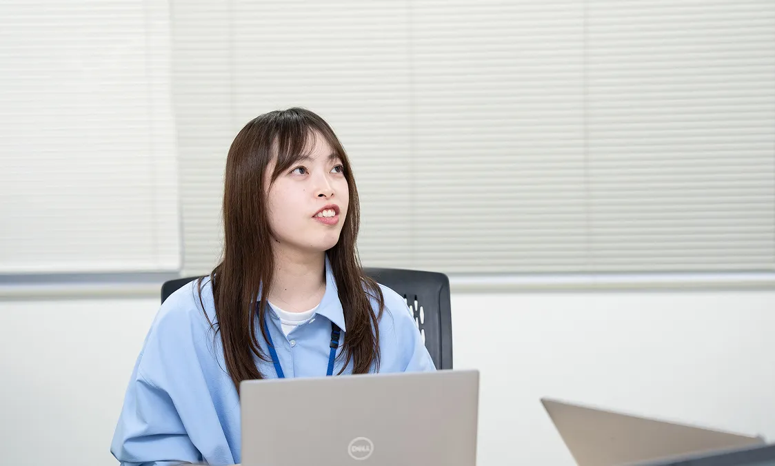 ノートパソコンを前に座談会で話す社員