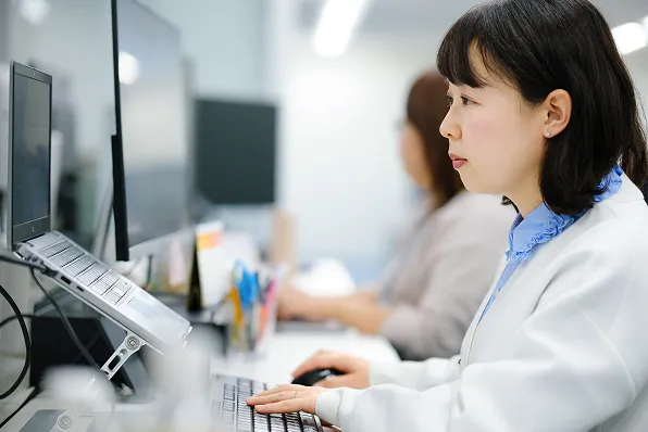 パソコンを操作する社員