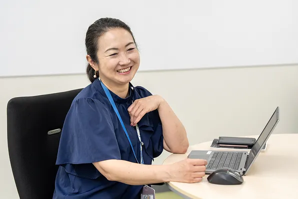 笑顔で話す社員