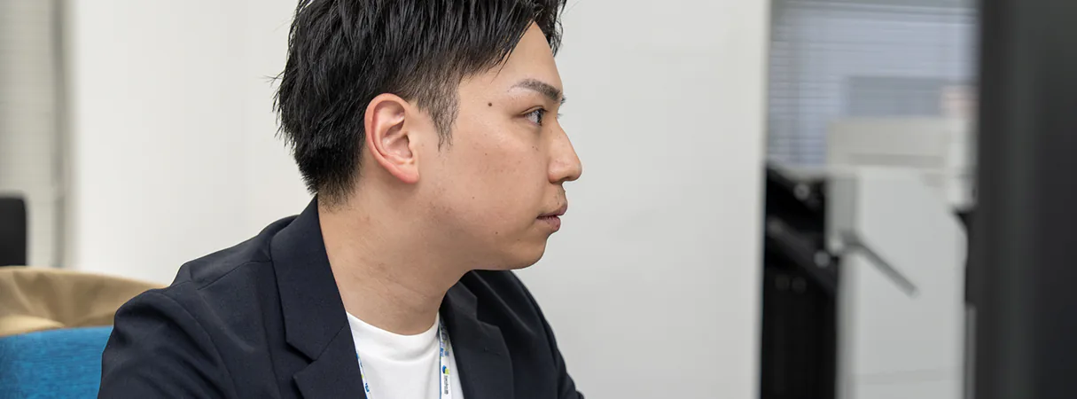 打ち合わせに参加する男性社員