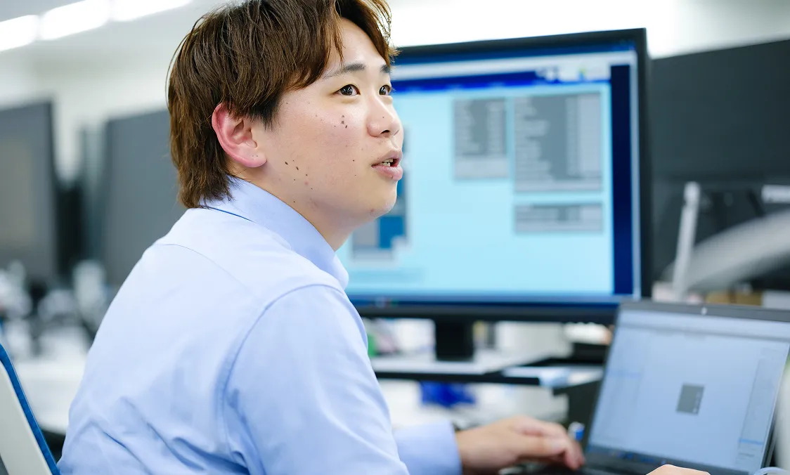 システム画面を確認するエンジニア