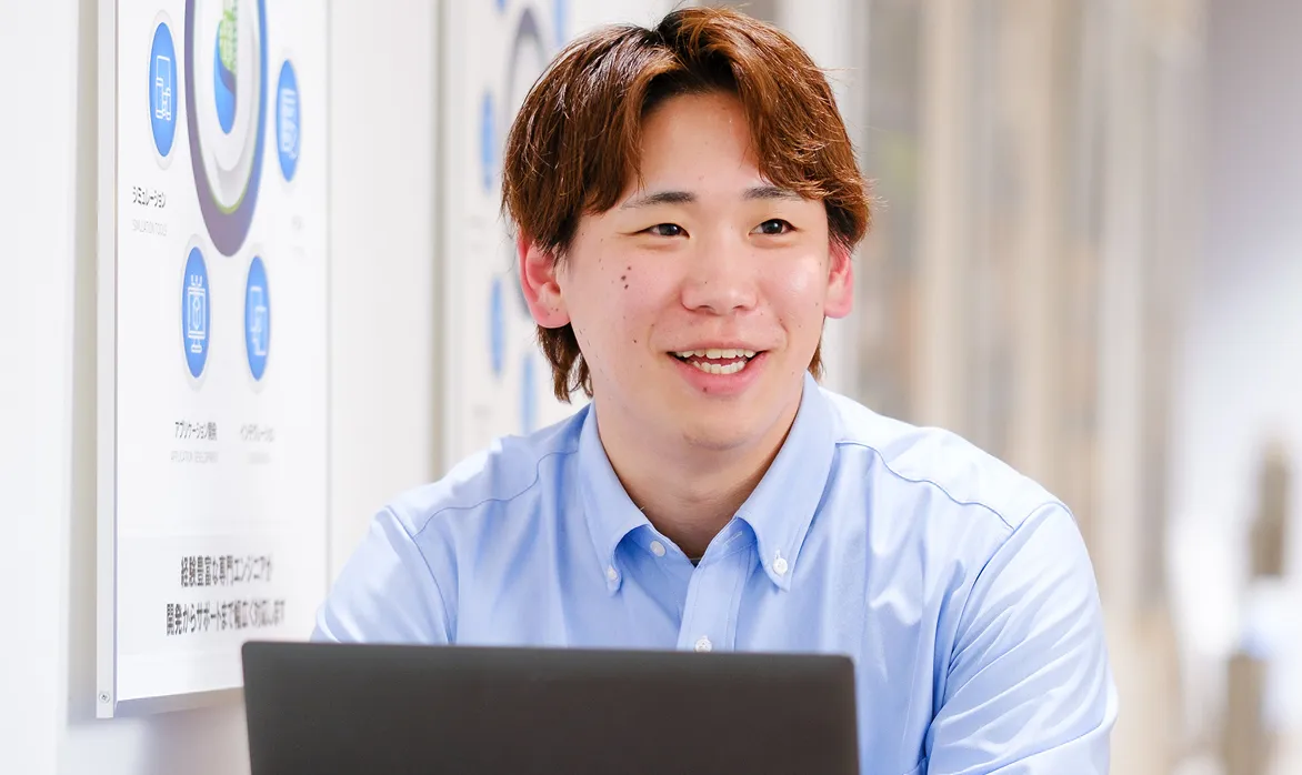 インタビューに答える社員