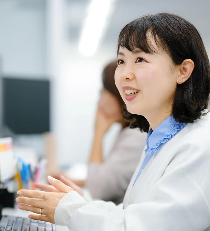 パソコンで業務を行う社員