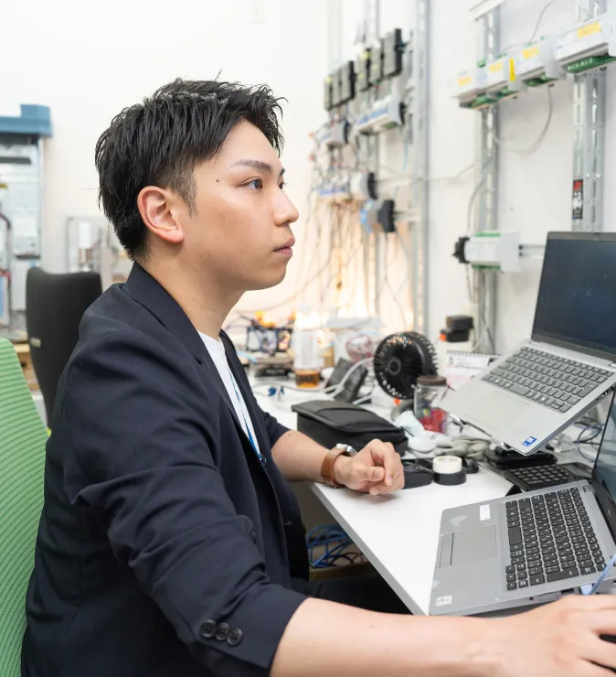 システム監視・検証を行うエンジニア