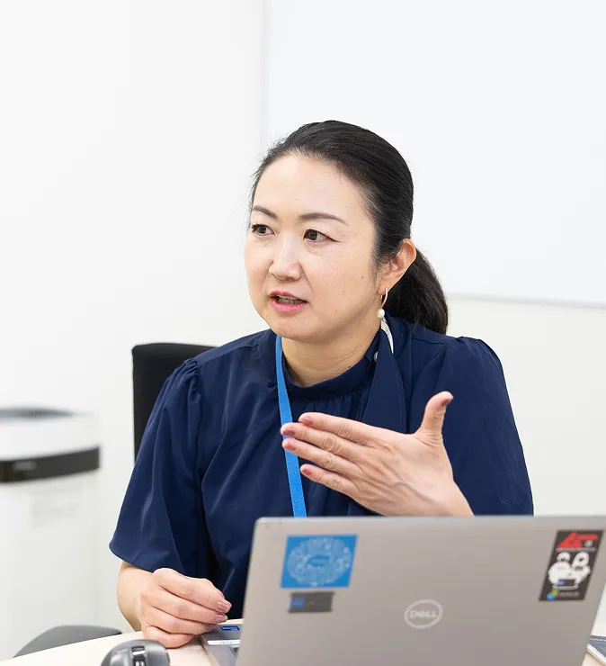 打ち合わせで説明する社員