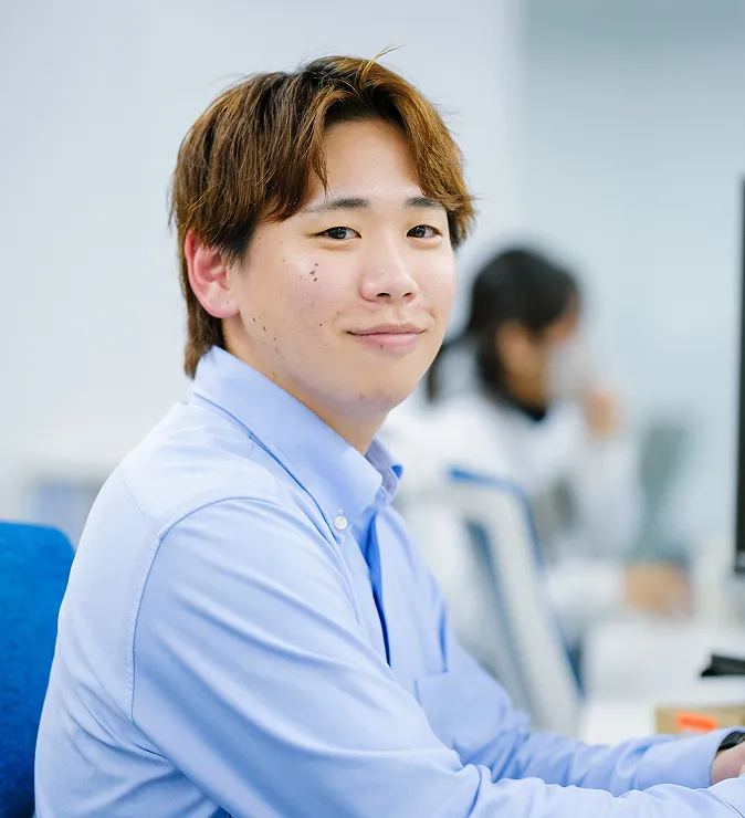 オフィスで働く若手社員