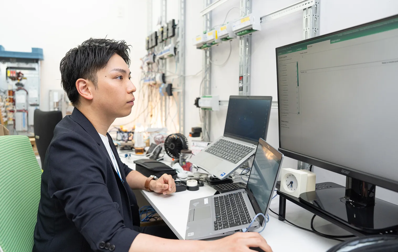 システム監視・検証を行うエンジニア