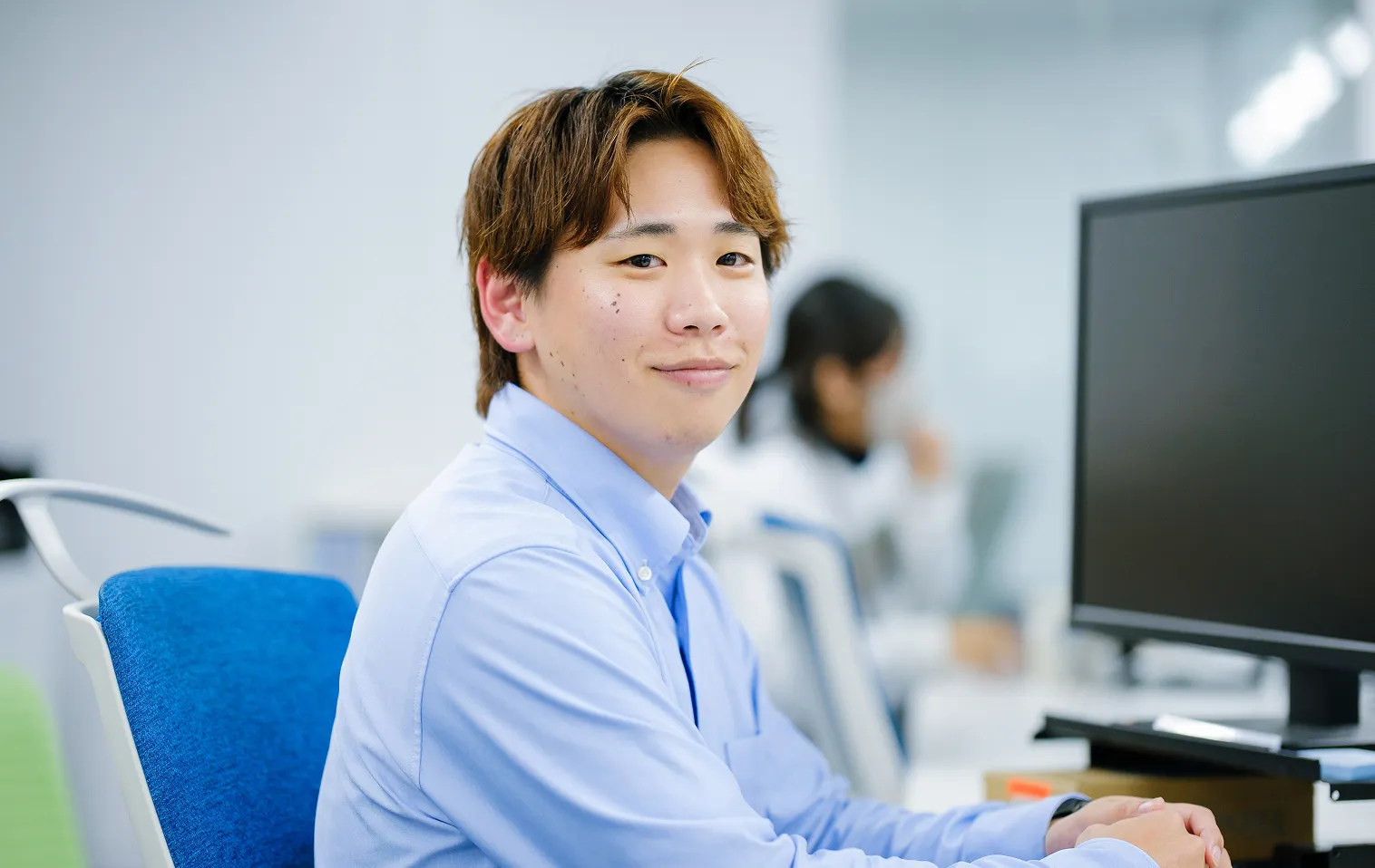 オフィスで働く若手社員