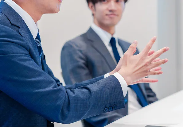 打ち合わせで提案内容を説明する営業担当