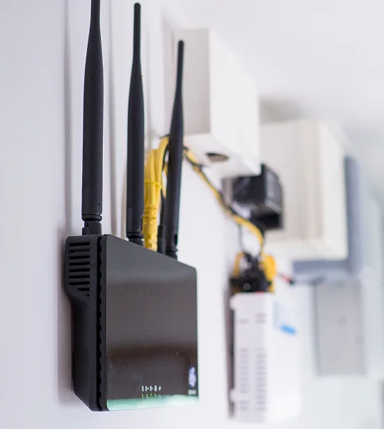 壁面に設置された無線LANルーター