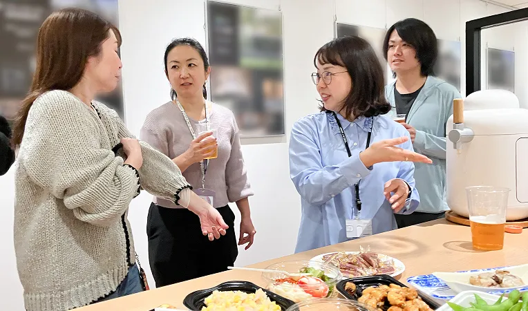 社員同士が交流する様子