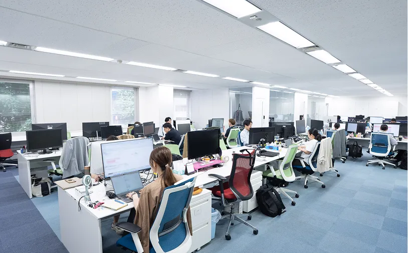 オフィスで働く社員の様子