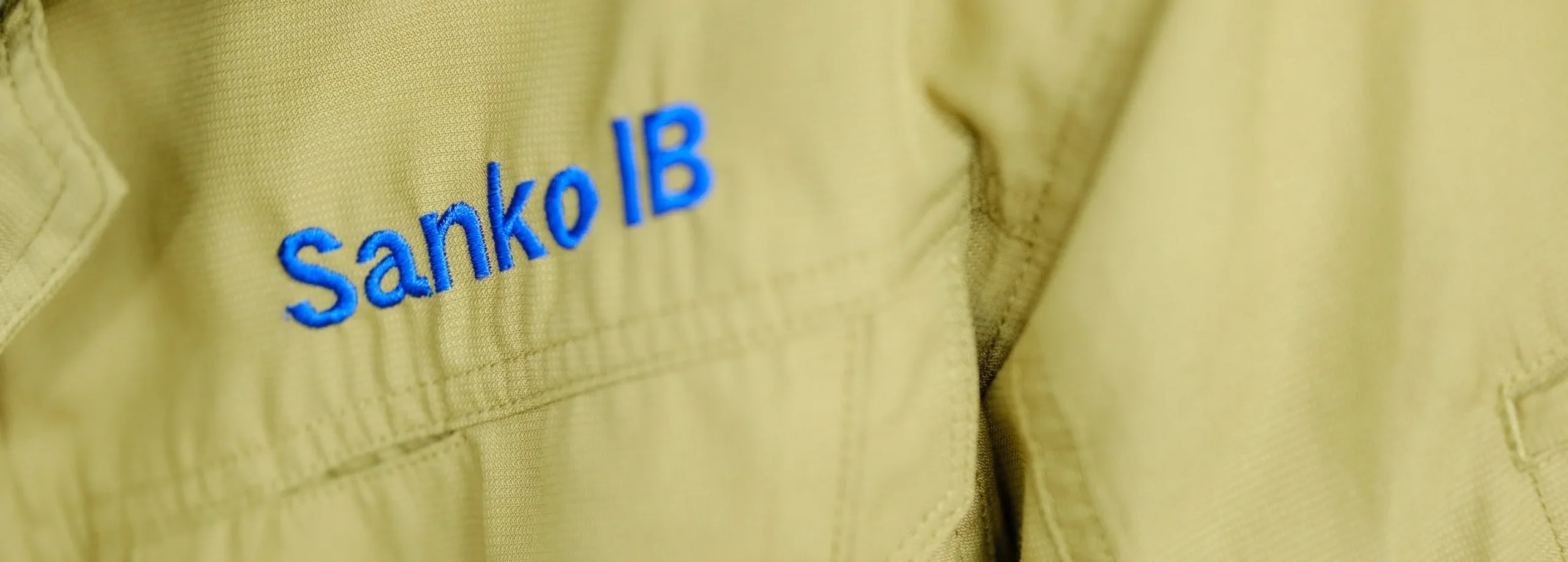 Sanko IBのロゴが刺繍された作業服
